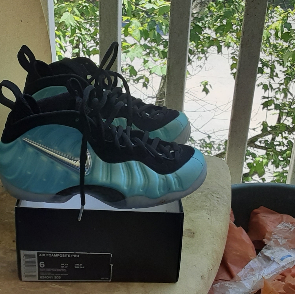 Nike foams size 6 youth